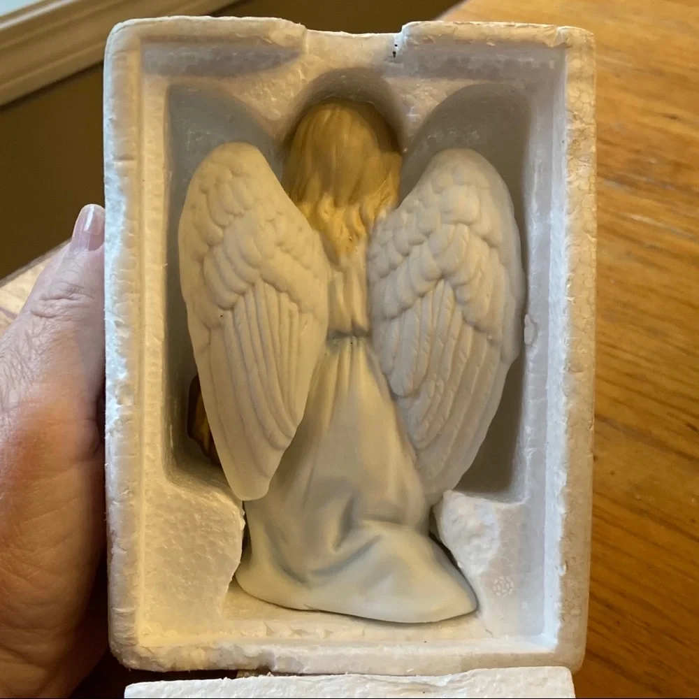 HOMCO Nativity Christmas angel figurines - Picture 6 of 7